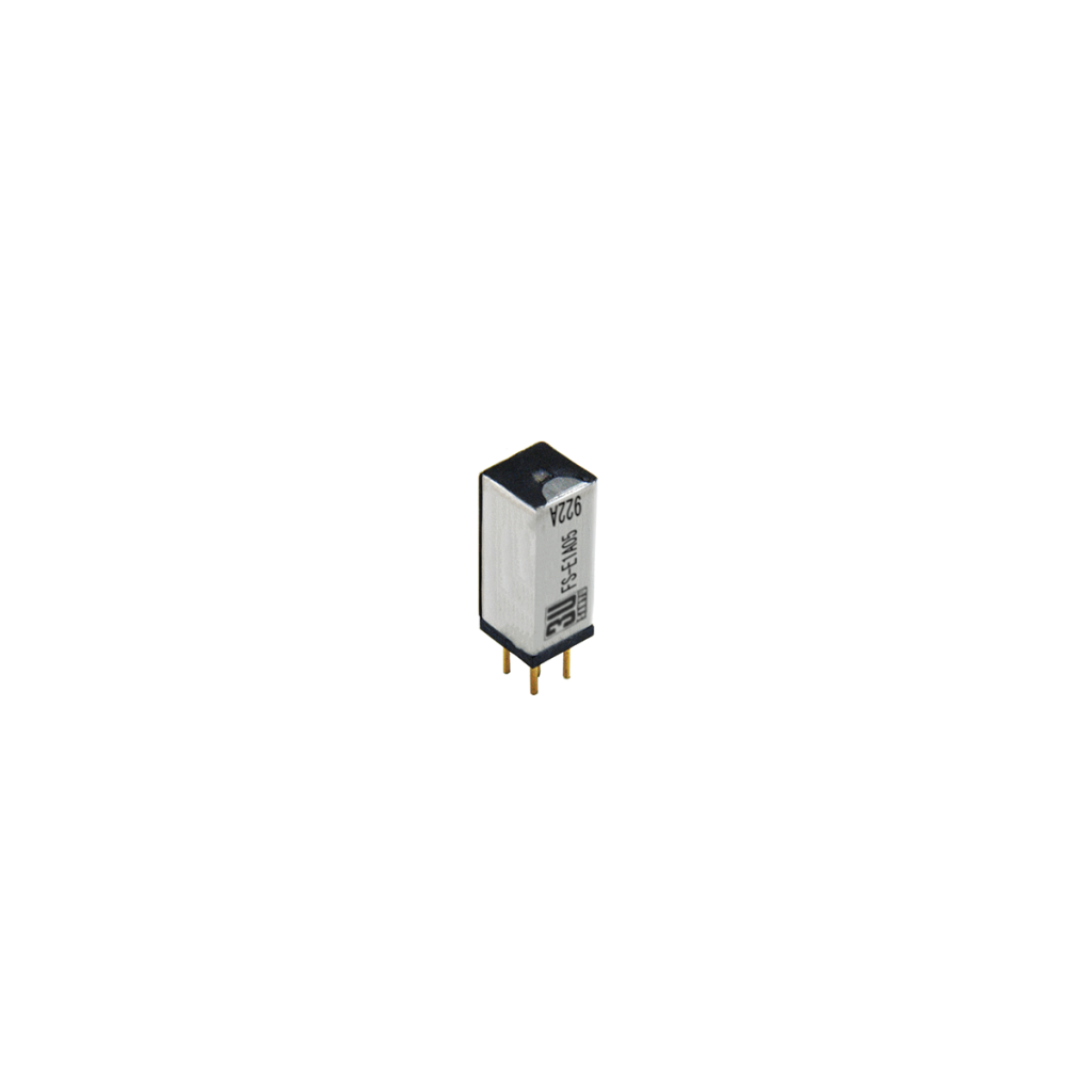 Ein kleines rechteckiges elektronisches Bauteil der Serie FS Reedrelais mit zwei goldenen Stiften, einem schwarzen Oberteil und einem silbernen Gehäuse mit aufgedrucktem Text, isoliert auf weißem Hintergrund. by Standex Detect
