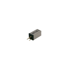 Ein kleines, rechteckiges Reedrelais aus der MFS-Serie mit zwei Metallstiften und einem schwarzen Geh&auml;use an einem Ende, mit Zahlen und Buchstaben auf der Oberseite, isoliert auf wei&szlig;em Hintergrund. by Standex Detect