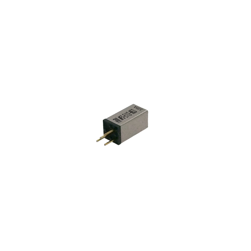 Ein kleines, rechteckiges Reedrelais aus der MFS-Serie mit zwei Metallstiften und einem schwarzen Gehäuse an einem Ende, mit Zahlen und Buchstaben auf der Oberseite, isoliert auf weißem Hintergrund. by Standex Detect